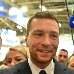 Jordan Bardella inaugure le 61ème salon International de l'agriculture au Parc des Expositions de la Porte de Versailles à Paris le 23 février 2025. / © Christian Liewig/Bestimage