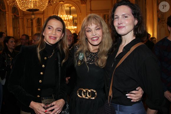 Guest, Arielle Dombasle et Justine Lévy - Arielle Dombasle est élevée au rang d'Officière de l'ordre des Arts et Lettres au Ministère de la Culture à Paris le 08 Décembre 2025.

© Philippe Baldini / Bestimage