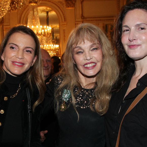 Guest, Arielle Dombasle et Justine Lévy - Arielle Dombasle est élevée au rang d'Officière de l'ordre des Arts et Lettres au Ministère de la Culture à Paris le 08 Décembre 2025.

© Philippe Baldini / Bestimage