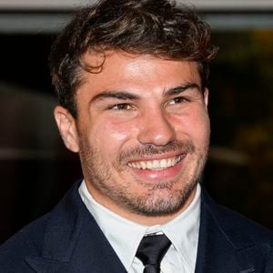 Antoine Dupont lors d'une soirée de présentation du Qatar Prix de l'Arc de Triomphe, le 2 octobre 2025 à Paris, France. Photo par Victor Joly/ABACAPRESS.COM