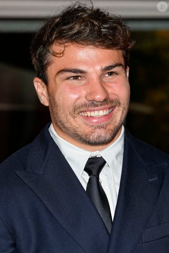 Antoine Dupont lors d'une soirée de présentation du Qatar Prix de l'Arc de Triomphe, le 2 octobre 2025 à Paris, France. Photo par Victor Joly/ABACAPRESS.COM