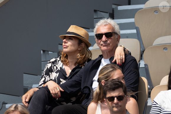Raymond Domenech et son partenaire en tribune lors des Internationaux de France 2025 à Roland Garros le 03 juin 2025 à Paris, France. Photo de Nasser Berzane/ABACAPRESS.COM