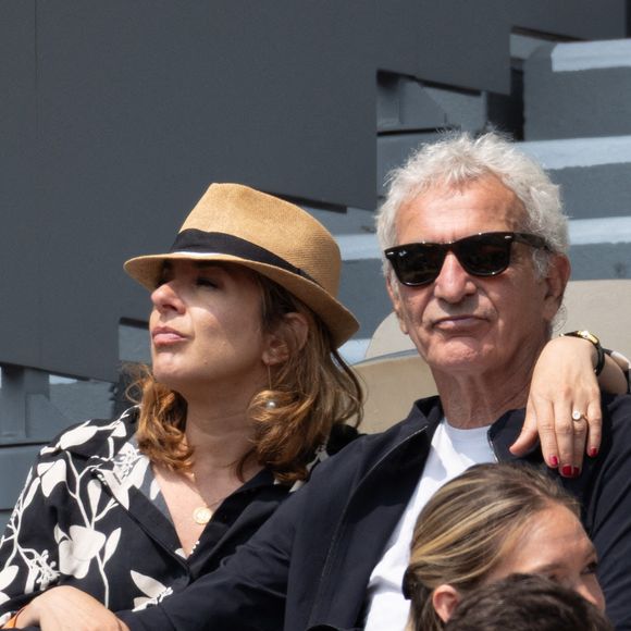 Raymond Domenech et son partenaire en tribune lors des Internationaux de France 2025 à Roland Garros le 03 juin 2025 à Paris, France. Photo de Nasser Berzane/ABACAPRESS.COM