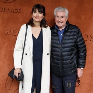 Claude Lelouch et sa compagne Valérie Perrin au village (jour 10) lors des Internationaux de France de Tennis de Roland Garros 2022 à Paris, France, le 31 mai 2022. © Dominique Jacovides/Bestimage