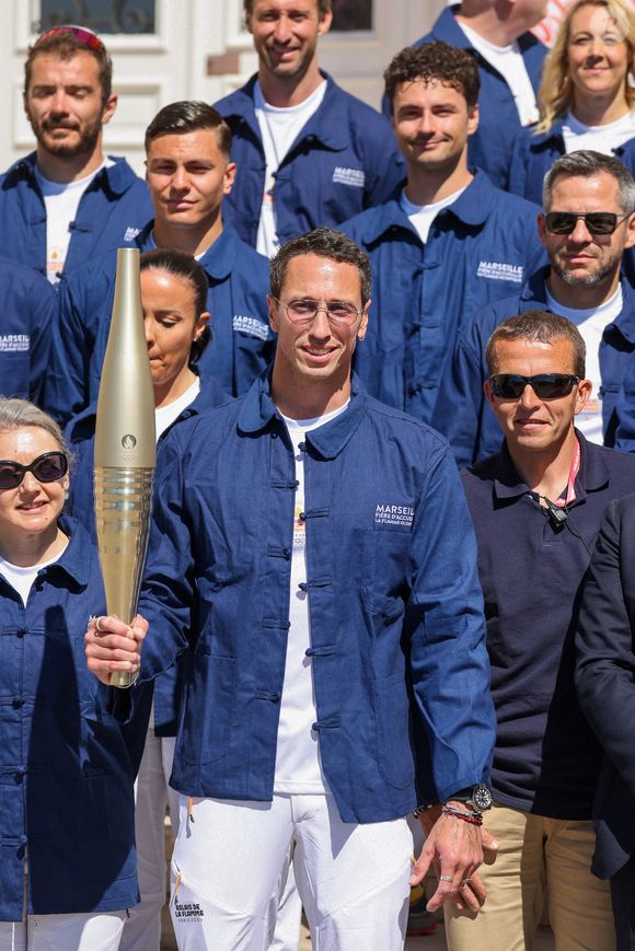 Frédérick Bousquet avec la flamme lors de la première étape du relais de la flamme olympique à Marseille, France, le 9 mai 2024. © Dominique Jacovides/Bestimage
