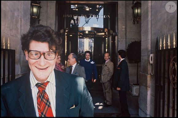 Yves Saint Laurent sortant de l'Hôtel de Crillon à Paris. © AGENCE / BESTIMAGE