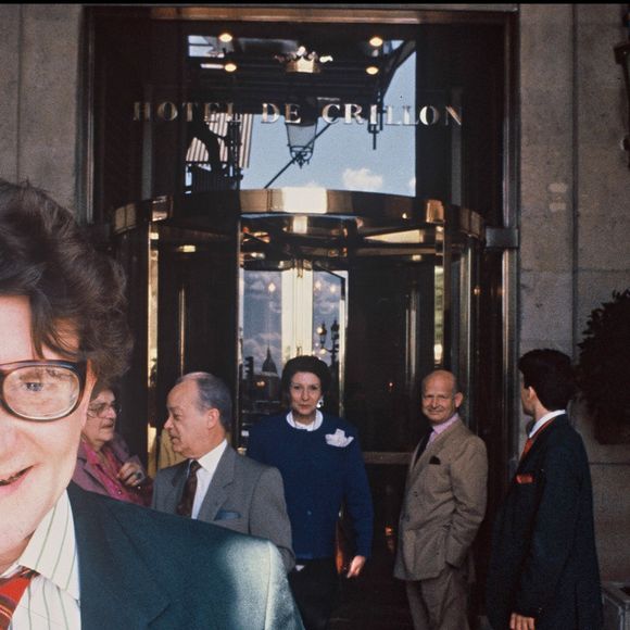 Yves Saint Laurent sortant de l'Hôtel de Crillon à Paris. © AGENCE / BESTIMAGE