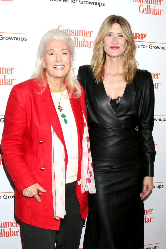 Il s'agit de Diane Ladd, 89 ans, la mère de l'actrice américaine Laura Dern.

Diane Ladd et Laura Dern aux "AARP Movies For Grownups Awards" à l'hôtel Four Seasons à Beverly Hills, le 11 janvier 2020. 

Photo : Kay Blake/ZUMA Wire / Bestimage