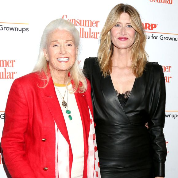 Il s'agit de Diane Ladd, 89 ans, la mère de l'actrice américaine Laura Dern.

Diane Ladd et Laura Dern aux "AARP Movies For Grownups Awards" à l'hôtel Four Seasons à Beverly Hills, le 11 janvier 2020. 

Photo : Kay Blake/ZUMA Wire / Bestimage