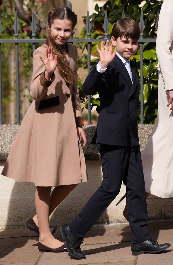 La princesse Charlotte et le prince Louis assistent à l'office annuel de Pâques à la chapelle Saint-Georges, dans l'enceinte du château de Windsor, le 5 avril 2026.

Photo : Julien Burton / Bestimage