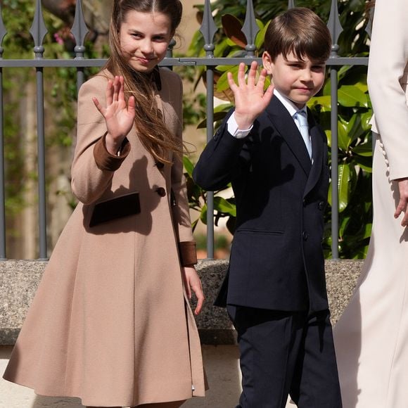 La princesse Charlotte et le prince Louis assistent à l'office annuel de Pâques à la chapelle Saint-Georges, dans l'enceinte du château de Windsor, le 5 avril 2026.

Photo : Julien Burton / Bestimage