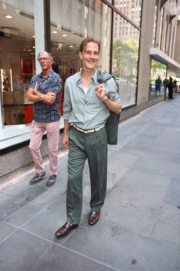 New York, NY James Van Der Beek a été vu quittant le Today Show à New York ce matin, prenant un moment pour embrasser sa femme Kimberly avant de saluer ses fans.
Backgrid USA / Bestimage