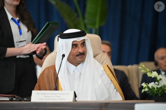 L'émir du Qatar Cheikh Tamim bin Hamad Al Thani lors d'une cérémonie de signature en présence des chefs d'État et de gouvernement lors du Sommet de la paix à Sharm El Sheikh, en Égypte, le 13 octobre 2025. © Eliot Blondet / Pool / Bestimage