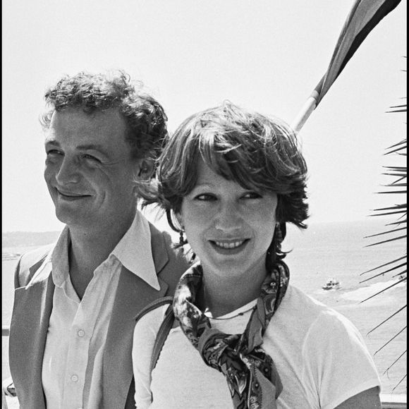 Mais avant cela, elle était avec l'acteur Philippe Léotard

Philippe Léotard avec sa compagne Nathalie Baye au Festival de Cannes pour "La Communion solennelle" en 1977 ©ANGELI-RINDOFF / BESTIMAGE