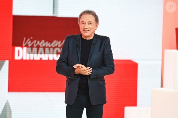 “Je veux mourir à la télé après le générique de fin”, résume Michel Drucker

Exclusif - Michel Drucker - Enregistrement de l'émission "Vivement Dimanche" au Studio Gabriel à Paris, présentée par M.Drucker et diffusée le 5 octobre sur France 3
© Guillaume Gaffiot / Bestimage