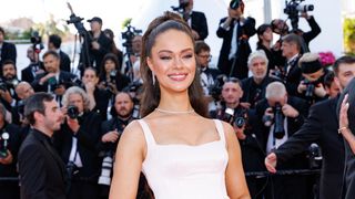 Festival de Cannes : Hinaupoko Devèze (Miss France 2026) rayonne sur la Croisette pour sa première montée des marches