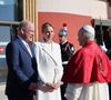 Le moment est solennel et ô combien symbolique.

Accueil du pape à l'héliport de Monaco par le prince Albert de Monaco et la princesse Charlène © Dominique Jacovides - Bruno Bebert / Bestimage