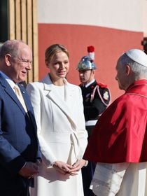 Charlène de Monaco, toute de blanc vêtue pour accueillir le pape Léon XIV : un choix méthodiquement pensé