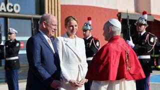 Charlène de Monaco, toute de blanc vêtue pour accueillir le pape Léon XIV : un choix méthodiquement pensé