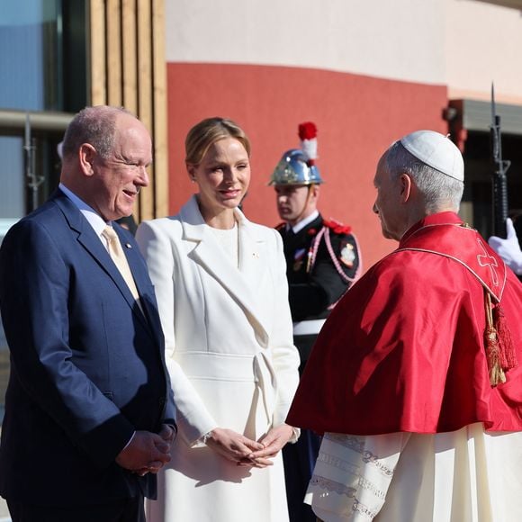 Le moment est solennel et ô combien symbolique.

Accueil du pape à l'héliport de Monaco par le prince Albert de Monaco et la princesse Charlène © Dominique Jacovides - Bruno Bebert / Bestimage