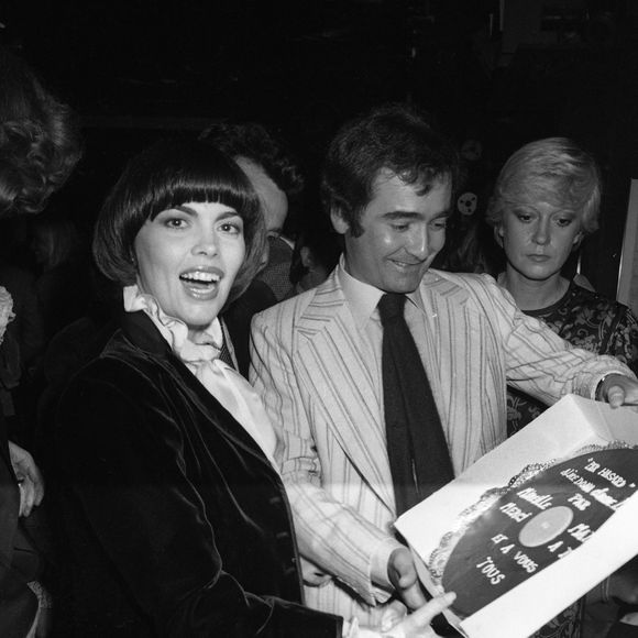 Star discrète des années 1970, Claude Lemesle a prêté sa plume aux plus grands noms de la chanson française.

Mireille Mathieu et Claude Lemesle - Soirée François Patrice en l'honneur d'un disque d'or de Mireille Mathieu pour sa chanson "Par hasard" de Claude Lemesle et Alice Dona à Paris

© Jean-Claude Woesteland/ Bestimage