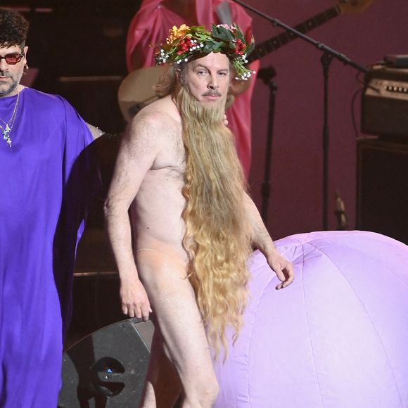 Lors de la 41e cérémonie des Victoires de la Musique, le chanteur a tombé la chemise pour interpréter son titre "Nu". 

Philippe Katerine se produit lors de la 41e cérémonie des Victoires de la Musique à La Seine Musicale le 13 février 2026 à Boulogne-Billancourt, France. Photo de Franck Castel /ABACAPRESS.COM