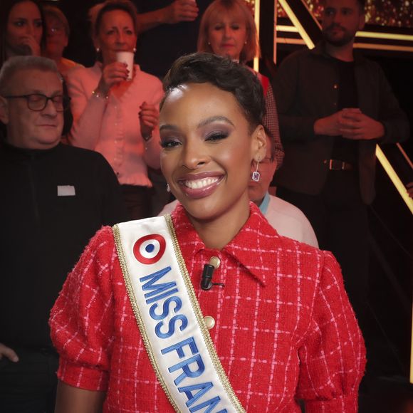 Exclusif - Angélique Angarni-Filopon, miss France 2025 sur le plateau de l'émission "Touche pas à mon poste" (TPMP) diffusée en direct sur C8 le 17 décembre 2024.

© Jack Tribeca / Bestimage