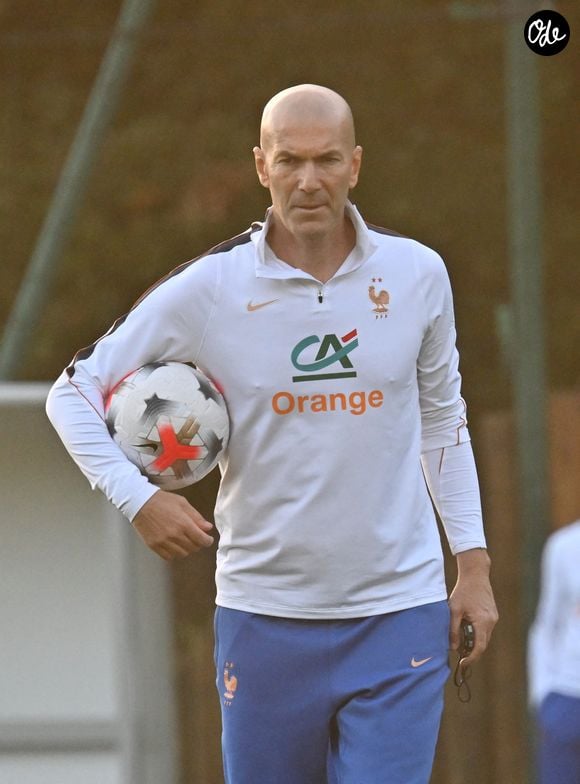 Zinedine Zidane - Entraînement de l'équipe de France en préparation de la Ligue des nations de l'UEFA 2026 au Centre national de Clairefontaine le 21 septembre 2026. © Christian Liewig/Bestimage