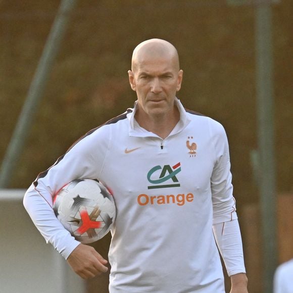 Zinedine Zidane - Entraînement de l'équipe de France en préparation de la Ligue des nations de l'UEFA 2026 au Centre national de Clairefontaine le 21 septembre 2026. © Christian Liewig/Bestimage