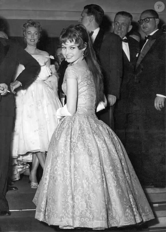 L'actrice française Brigitte Bardot lors de la cérémonie d'ouverture du Festival de Cannes le 26 avril 1955. Photo par dpa/ABACA