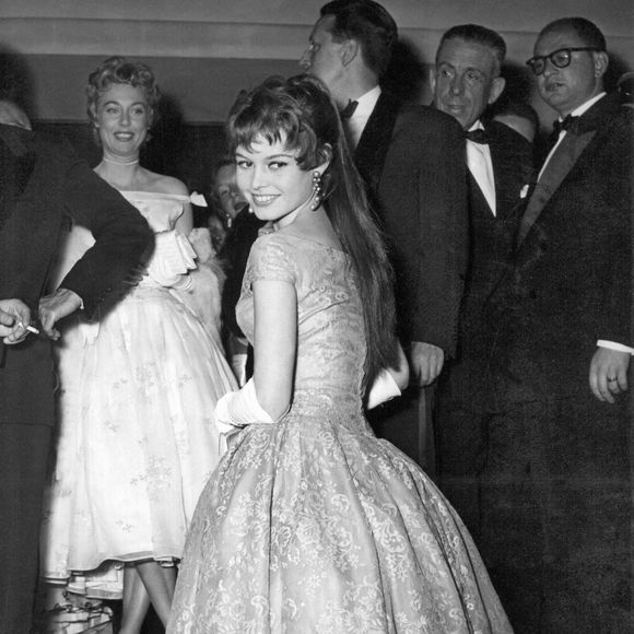 L'actrice française Brigitte Bardot lors de la cérémonie d'ouverture du Festival de Cannes le 26 avril 1955. Photo par dpa/ABACA