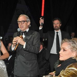 Exclusif - Helena Gatsby, Simon de Pury et Sharon Stone - Dîner de charité "Knights of Charity" au Château de la Croix des Gardes à Cannes le 20 mai 2026. © Bruno Bebert / Bestimage