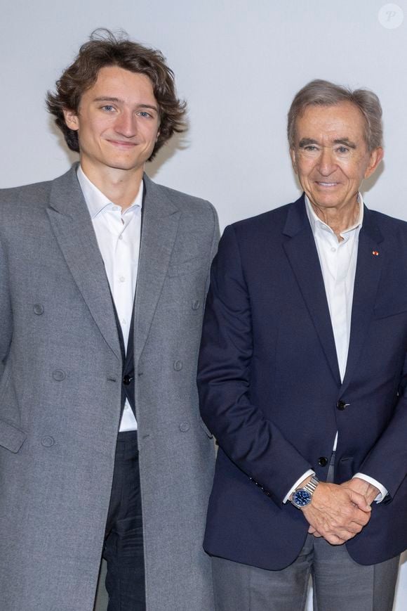 Jean Arnault et Bernard Arnault au Greeting du défilé de mode féminine Dior printemps-été 2025 lors de la Fashion Week de Paris (PFW), à Paris, France, le 24 septembre 2024. © Olivier Borde/Bestimage