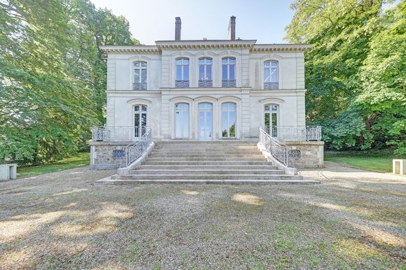 Exclusif - Située à Louveciennes, aux portes de Paris, sur le chemin des impressionnistes, cette belle demeure bourgeoise néo-classique, a été construite au milieu du XIXème siècle, appelée le "Domaine de Voisins", et ayant eu comme illustre propriétaire, Karl Lagerfeld. © Marc Ausset-Lacroix / Bestimage
