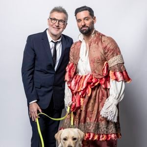 Exclusif -  Laurent Ruquier, son compagnon Hugo Skliris (Manos) et leur chien Titi - Studio - Enregistrement de l'émission "La chanson secrète", présentée par N.Aliagas et diffusée le 29 décembre sur TF1
© Guillaume Gaffiot-Cyril Moreau / Bestimage