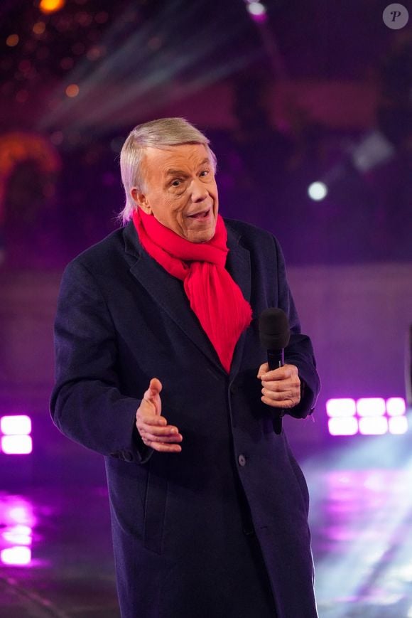 Exclusif - Salvatore Adamo lors de l'enregistrement de l'émission "La Grande soirée du 31 de Paris", diffusée le 31 décembre sur France 2, sur la place de la Concorde à Paris, France, le 24 novembre 2025. © Guebey-Tribeca/Bestimage