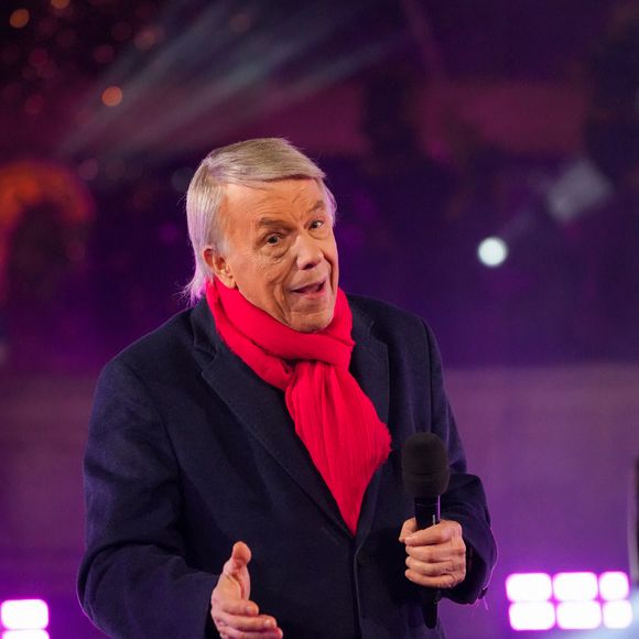 Exclusif - Salvatore Adamo lors de l'enregistrement de l'émission "La Grande soirée du 31 de Paris", diffusée le 31 décembre sur France 2, sur la place de la Concorde à Paris, France, le 24 novembre 2025. © Guebey-Tribeca/Bestimage