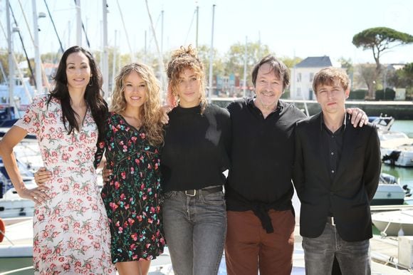 En 2018, elle a d'ailleurs sorti son tout premier documentaire baptisé "L'Absente" qu'elle a réalisé avec sa maman.

Laëtitia Eïdo, Elodie Fontan, Manon Azem, Jean-Hugues Anglade, Vincent Rottiers au photocall de la série "Prise au piège" lors de la 21ème édition du Festival de la Fiction TV de la Rochelle le 12 septembre 2019.

© Patrick Bernard / Bestimage