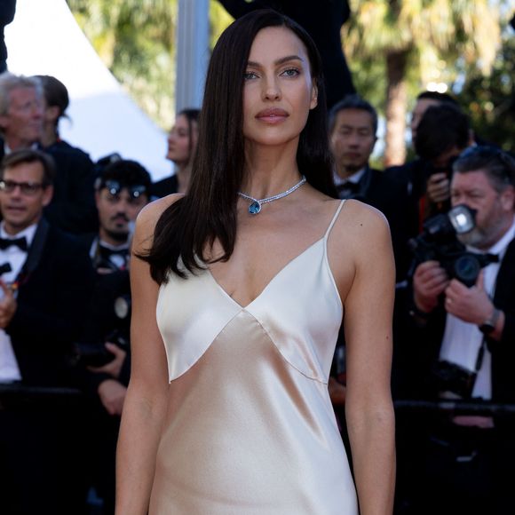 Irina Shayk - Montée des marches du film " La bataille de Gaulle : L'âge de fer " lors du 79ème Festival International du Film de Cannes, le 20 mai 2026. © Olivier Borde / Bestimage