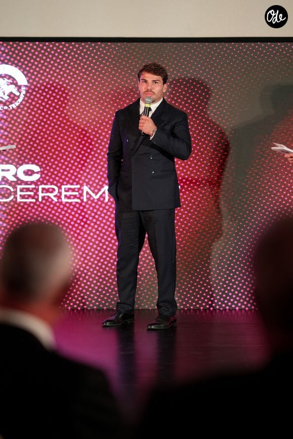 Antoine Dupont lors de la cérémonie d'ouverture du Qatar Prix de l'Arc de Triomphe au Pré Catelan le 2 octobre 2025.

© Anne-Sophie Guebey / Bestimage