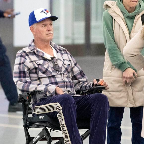 Eric Dane a publiquement évoqué son combat.

Eric Dane est aperçu en fauteuil roulant à la sortie de l'aéroport international de Toronto. L'acteur américain de 52 ans, star d'Euphoria, s'est engagé à poursuivre son travail et son combat contre la SLA. Photo par The ImageDirect / Bestimage
