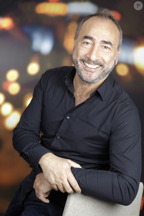 Alil Vardar pose en marge de L'enregistrement de l'émission " Chez Jordan De Luxe" sur C8 à Paris, France, le 12 novembre 2024. © Cédric Perrin/Bestimage