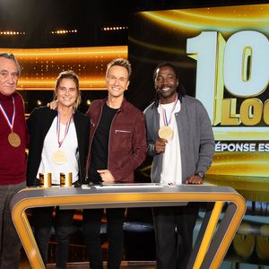 Exclusif - Cyril Féraud, Philippe Lavil, Noom Diawara, Pauline Déroulède en backstage de l'enregistrement de l'émission "100% Logique", présentée par C.Féraud et diffusée le 7 mars 2026 sur France 2, à Saint Denis, France, le 26 novembre 2025. © Jeremy Melloul/Bestimage