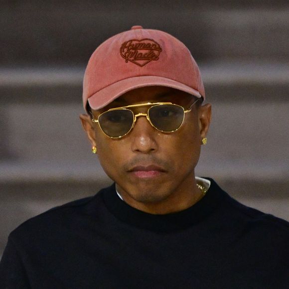 L'interprète de "Happy" s'apprête à donner un nouveau souffle inespéré au prestigieux hôtel Saint-James & Albany, avec les somptueux jardins des Tuileries en ligne de mire.

Pharrell Williams, auteur-compositeur-interprète, producteur de musique et créateur de mode américain lors de la séance plénière du deuxième jour du sommet pour l'action sur l'intelligence artificielle (IA) au Grand Palais à Paris, France, le 11 février 2025. © Christian Liewig/Bestimage