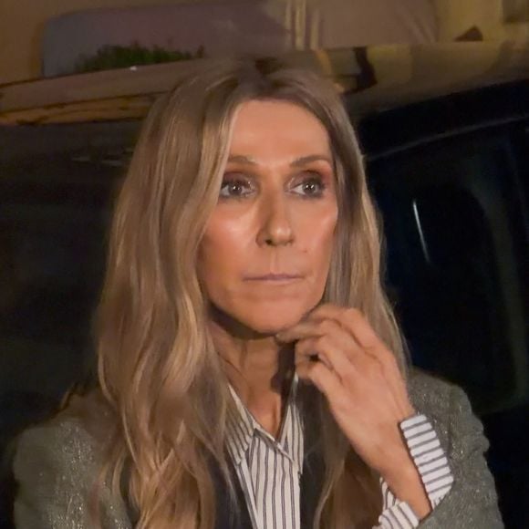 Céline Dion, de retour d'une séance intense de répétitions, prend le temps de saluer ses fans devant l'hôtel Royal Monceau à Paris le 7 septembre 2026 © Lea Vieillot / Bestimage