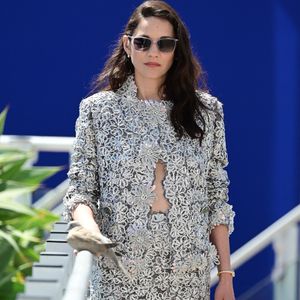 Marion Cotillard arrive à la conférence de presse et au photocall du film "Roma Elastica" lors du 79ème Festival International du Film de Cannes au Palais des Festivals le 21 mai 2026 à Cannes, France. © Romain Doucelin / Bestimage Agency
