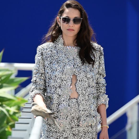 Marion Cotillard arrive à la conférence de presse et au photocall du film "Roma Elastica" lors du 79ème Festival International du Film de Cannes au Palais des Festivals le 21 mai 2026 à Cannes, France. © Romain Doucelin / Bestimage Agency