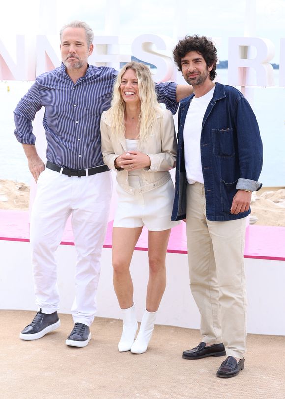 "Ma toute première réaction a été l'incompréhension mais très vite, j'ai admis qu'on tournait un peu en rond avec Eliott".

Fabrice Deville, Aurore Deplace et Folco Marchi - Photocall de la série "Un si grand soleil" lors du 8ème festival CanneSeries à Cannes, le 27 avril 2025. 
© Denis Guignebourg / Bestimage