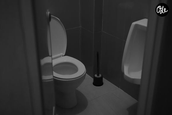 En cas de taches anciennes, d’odeurs persistantes ou de problèmes de plomberie, un nettoyage plus approfondi peut être nécessaire.

Photo by Apan Upen / Unsplash