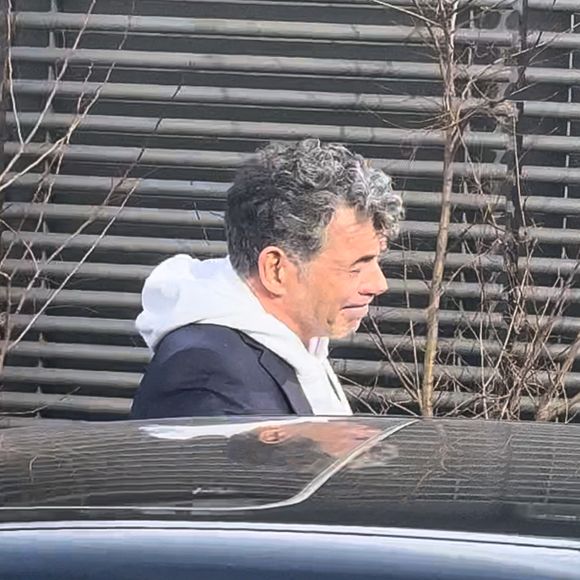 Et si dans la presse il était écrit que de la drogue avait été retrouvée chez lui, selon ses avocats, ce ne serait pas le cas. 
Stéphane Plaza en larmes à la sortie de son procès après avoir été reconnu coupable de "violences habituelles par concubin" et condamné à 12 mois de prison avec sursis, à Paris, France, le 18 février 2025. © Florian Savina/Bestimage